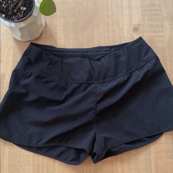 Workout shorts, size medium - Picture 2 of 2